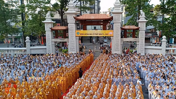 Activités à l’occasion du 2562e anniversaire de Bouddha dans plusieurs localités ảnh 2