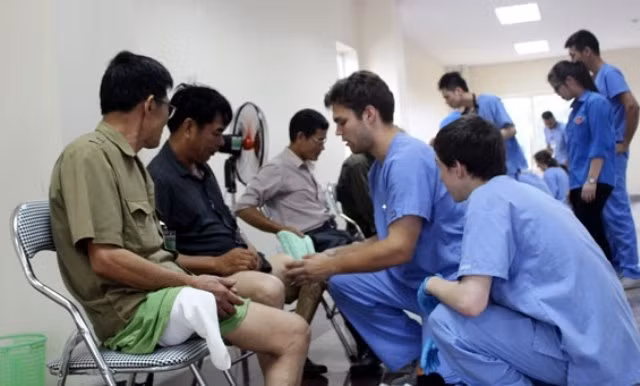 Une délégation de bénévoles américains donne des consultations médicales gratuites à Thai Nguyên ảnh 1