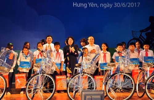 La vice-présidente Dang Thi Ngoc Thinh offre des bourses à des élèves démunis de Hung Yên ảnh 1