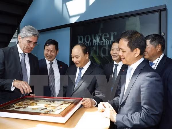 Le PM Nguyen Xuan Phuc rencontre le maire de Berlin ảnh 1