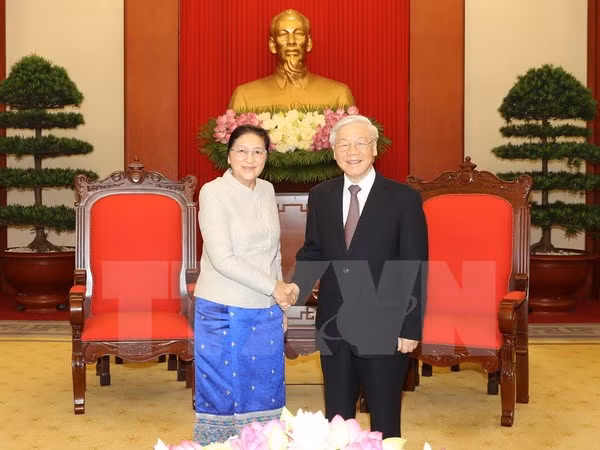 Le leader du PCV Nguyên Phu Trong reçoit la présidente de l’AN du Laos Pany Yathotou ảnh 1