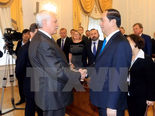 Le président Tran Dai Quang rencontre le gouverneur de Saint-Pétersbourg ảnh 1