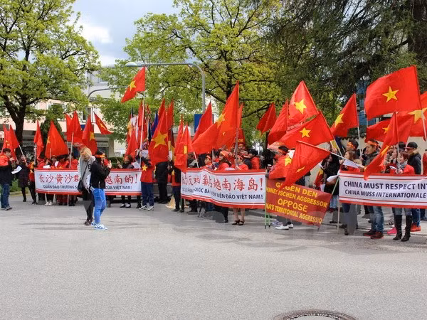 Manifestation münichoise contre les actes illégaux de la Chine en Mer Orientale ảnh 1