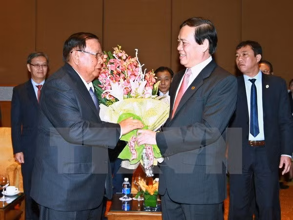 Activités du secrétaire général du Parti et président du Laos au Vietnam ảnh 2