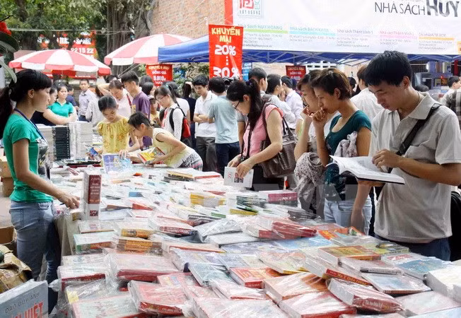 Exposition de livres sur le Renouveau et le développement du Vietnam ảnh 1