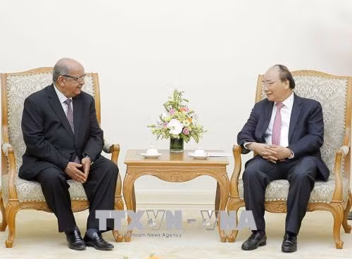 Le Premier ministre Nguyen Xuan Phuc reçoit le chef de la diplomatie algérienne ảnh 1
