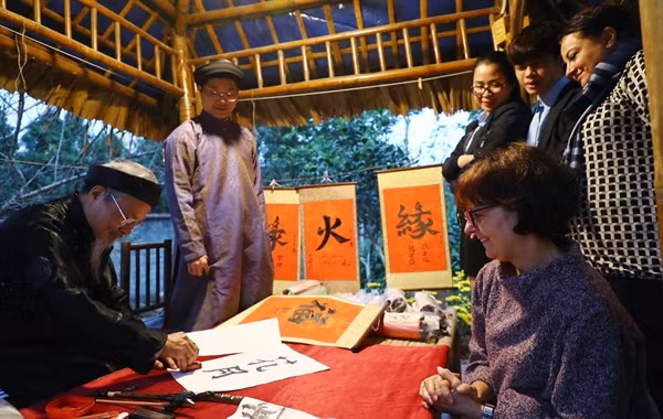Têt : des ambassadeurs étrangers explorent la culture traditionnelle vietnamienne ảnh 2