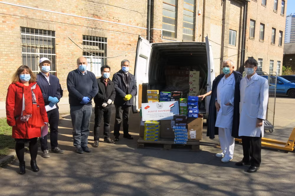 La communauté des Vietnamiens soutient le combat anti-COVID-19 en Hongrie ảnh 1