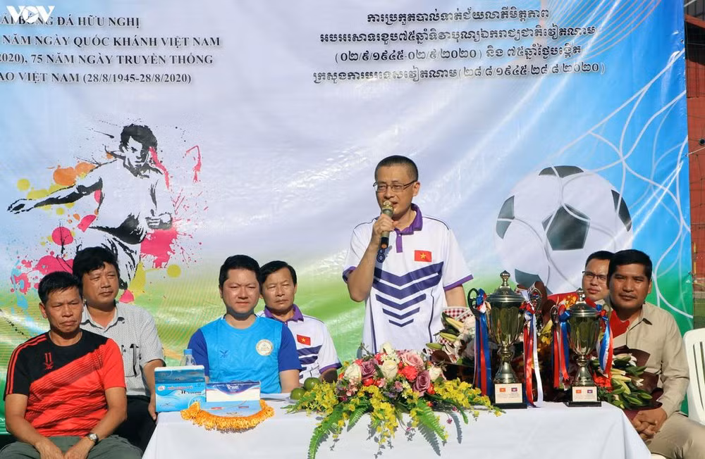 75e anniversaire de la Fête nationale: Ouverture d'un tournoi de football amical au Cambodge ảnh 2