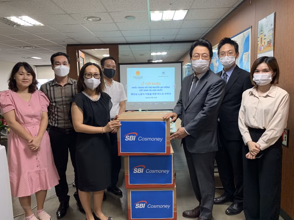 Une entreprise sud-coréenne offre 10.000 masques médicaux à des travailleurs vietnamiens ảnh 1