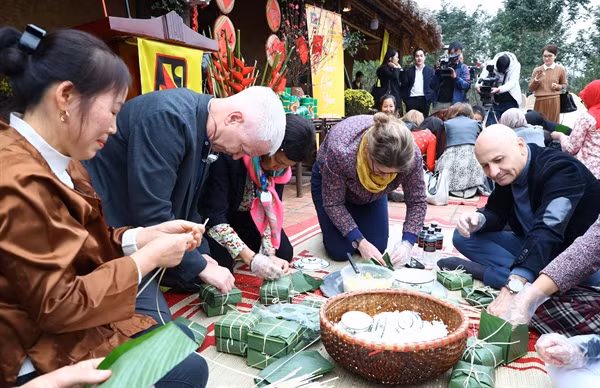 Têt : des ambassadeurs étrangers explorent la culture traditionnelle vietnamienne ảnh 1