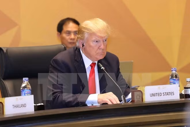 Le président américain Donald Trump entame sa visite d'État au Vietnam ảnh 1