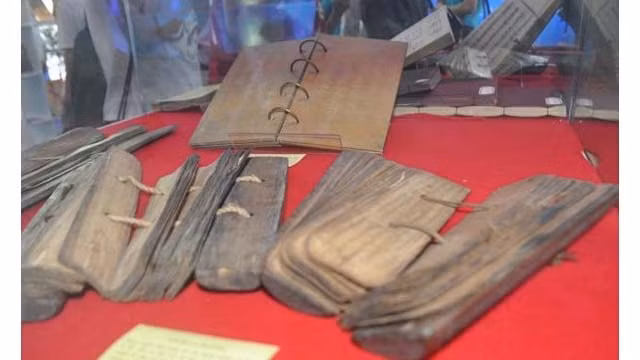 De nombreux livres rares exposés à la Bibliothèque nationale du Vietnam ảnh 1