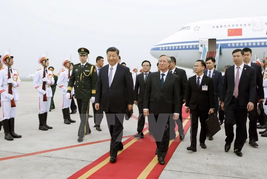 Le dirigeant chinois Xi Jinping est arrivé à Hanoï, entamant sa visite d’Etat au Vietnam ảnh 1