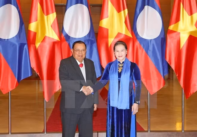 Entrevue entre la présidente de l'AN et le dirigeant laotien Bounnhang Vorachith ảnh 1