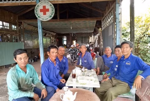 Ils construisent des maisons pour les plus démunis à Dông Thap Muoi ảnh 2