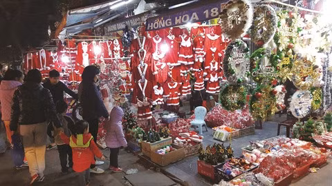 La magie de Noël s’empare de la capitale vietnamienne ảnh 2