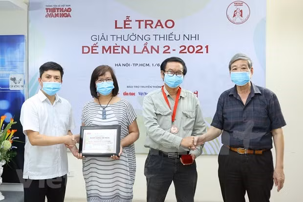 Les lauréats du Prix «Dê mèn» 2021 pour les enfants honorés ảnh 2