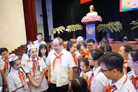 Les dirigeants de Hô Chi Minh-Ville rencontrent les enfants ảnh 1