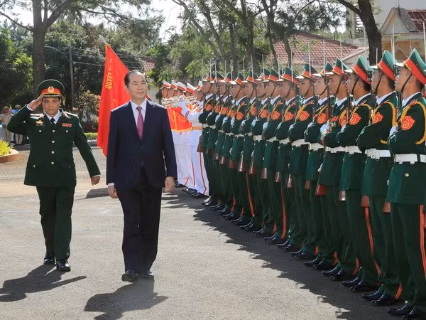 Le président Tran Dai Quang rend visite aux forces armées à Gia Lai ảnh 1