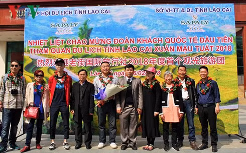 Lao Cai et Da Nang accueillent les premiers touristes étrangers de l'année du Chien ảnh 1