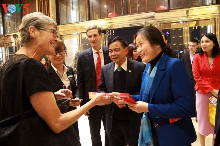 Têt 2018: les premiers visiteurs étrangers à la baie d’Ha Long ảnh 1