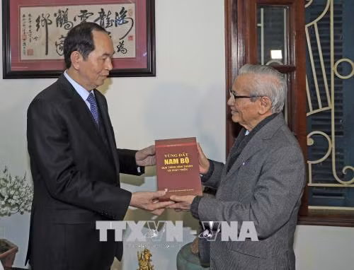 Le président présente ses vœux aux intellectuels exemplaires de Hanoi ảnh 2