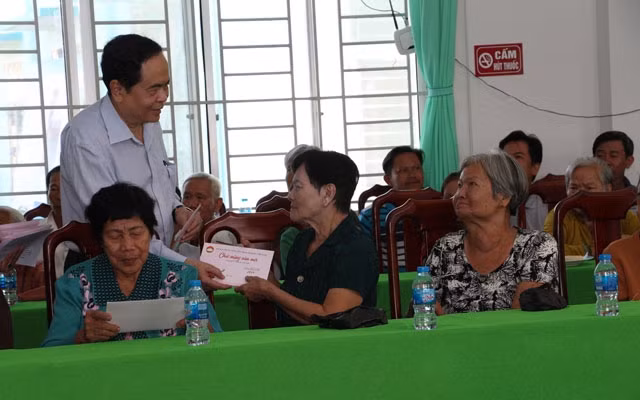 Têt 2019 : cadeaux à des personnes dans le besoin ảnh 1