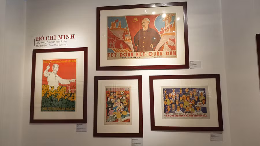 Ouverture de l’exposition "Le portrait de Hô Chi Minh à travers les affiches de propagande" ảnh 1