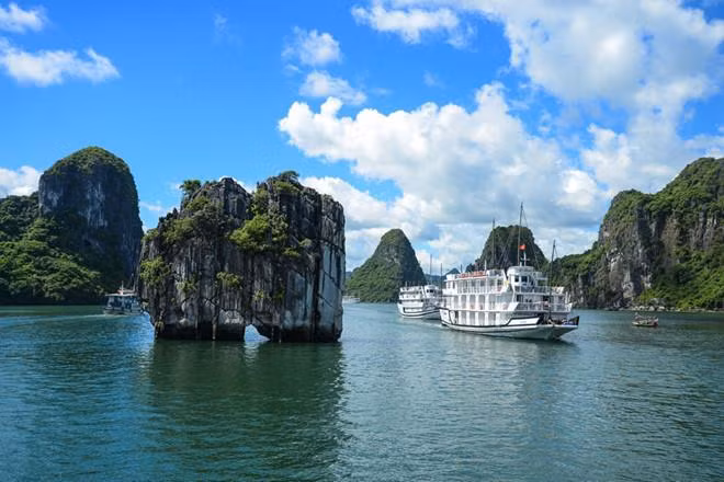 La baie d'Ha Long, l'une des attractions les plus populaires en Asie ảnh 1