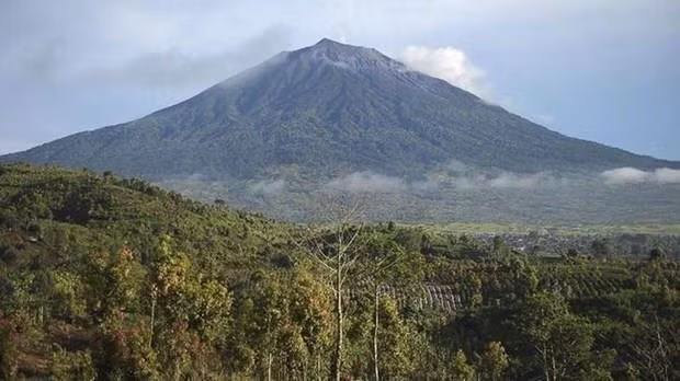 L'Indonésie émet un avertissement de vol lors de l'éruption du volcan sur l'île de Sumatra ảnh 1