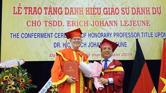 Remise du titre de professeur honoraire au président de l’Association « Cœur pour cœur » ảnh 1