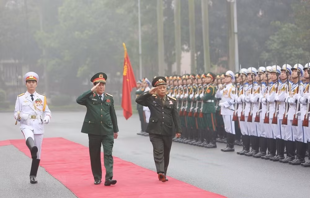Une délégation de l'Armée populaire du Laos effectue une visite officielle au Vietnam ảnh 1