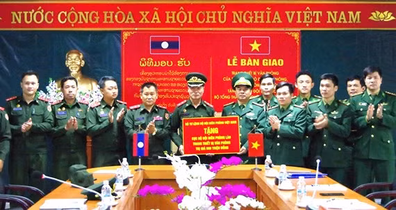Le Vietnam offre des équipements à la force de gardes-frontières du Laos ảnh 1