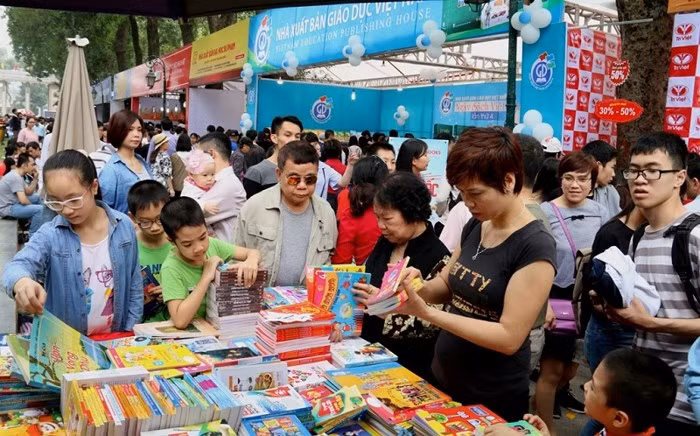La Journée du livre 2019 génère un revenu de 12 milliards de dongs à Hanoï ảnh 1