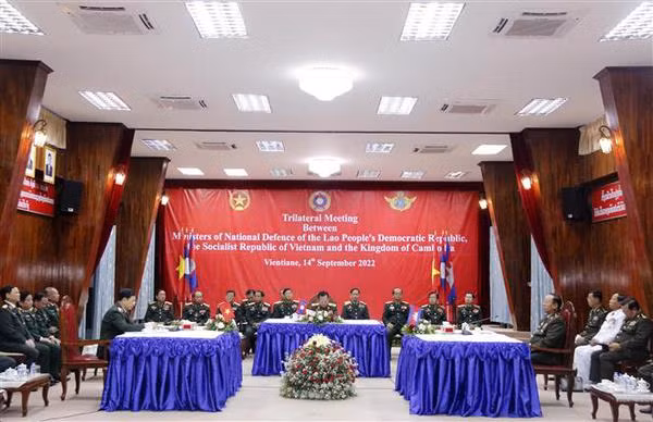 Le Vietnam, le Laos et le Cambodge promeuvent la coopération dans la défense ảnh 1