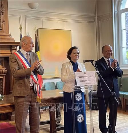 Bel souvenir d'une visite "Sur les traces du Président Ho Chi Minh" en France ảnh 2