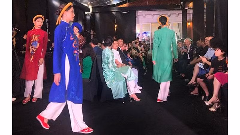 Le projet de coopération Vietnam-Italie sur le design du ao dài se met en piste ảnh 1