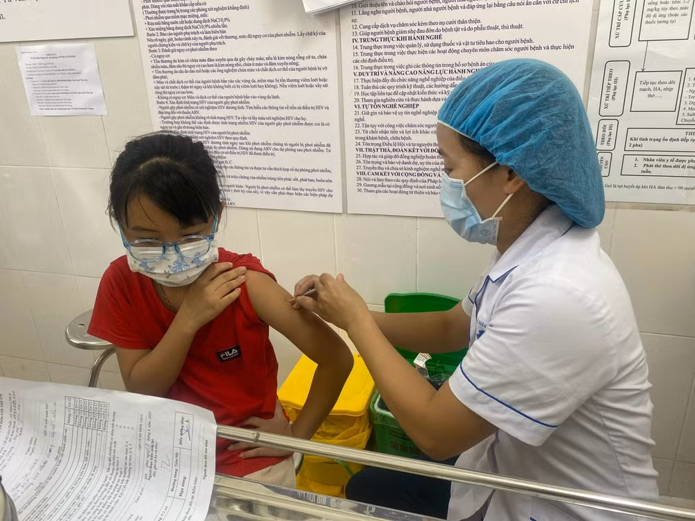 Covid-19: le Vietnam recense 1.548 nouveaux cas et un décès en 24 heures ảnh 1
