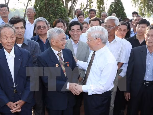 Nguyen Phu Trong offre de l'encens à l'ancien secrétaire général du PCV Le Duan à Quang Tri ảnh 2