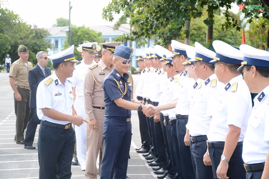 Des attachés militaires étrangers rendent visite à la brigade 147 de la région navale N°1 ảnh 1