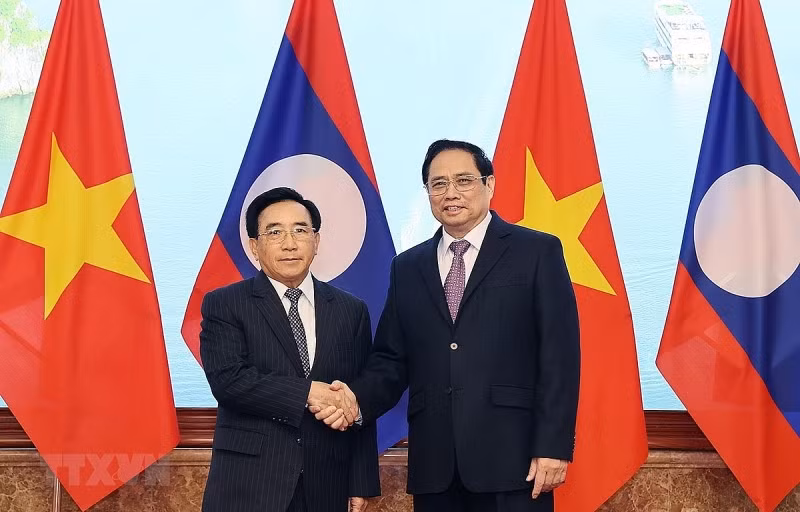 La presse lao souligne l’amitié et la solidarité spéciale Vietnam-Laos ảnh 1