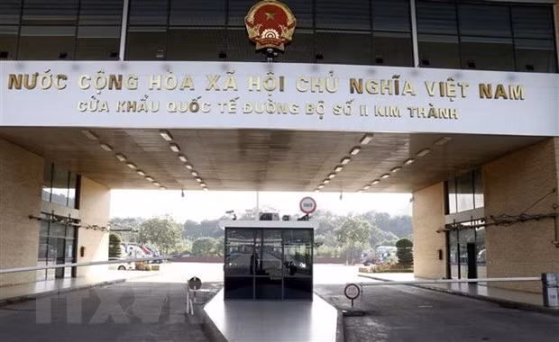 Les autorités de Lao Cai renvoient un Chinois recherché et entré illégalement au Vietnam ảnh 1