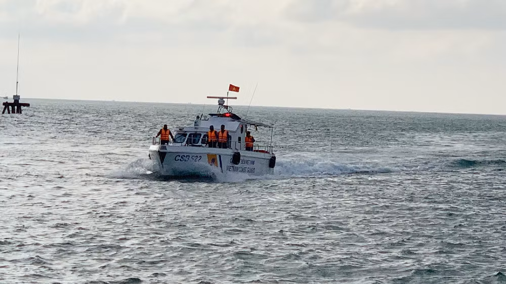 Quang Tri : trois pêcheurs en détresse en mer sont sauvés ảnh 1