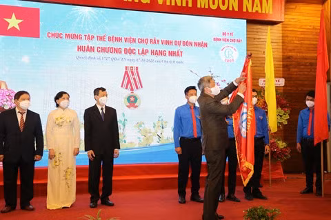 Hô Chi Minh-Ville: L'hôpital Cho Rây reçoit l'Ordre de l'Indépendance de première classe ảnh 1
