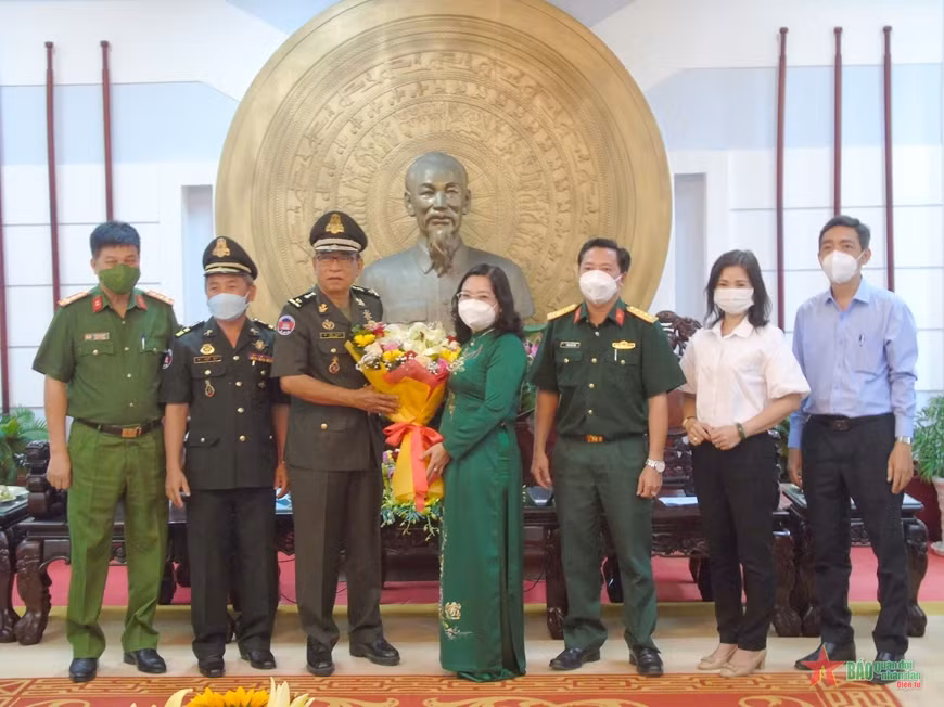 Le commandement de la Gendarmerie royale du Cambodge se rend à Soc Tang ảnh 1