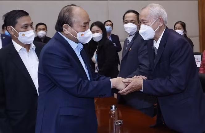 Le président formule ses vœux à Hai Phong, visite l’usine Vinfast ảnh 1
