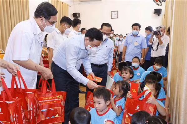 Le président de l'AN rend visite à Hô Chi Minh-Ville à l’occasion du Têt ảnh 1