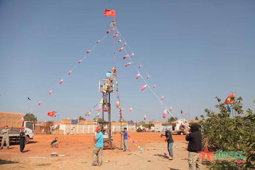 Les Casques bleus vietnamiens au Soudan du Sud érigent l’arbre de Nouvel An ảnh 1