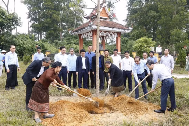 Une délégation de la Commission centrale de l'organisation du Parti du Laos à Tuyen Quang ảnh 1